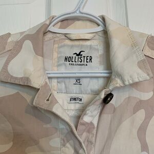 Hollister Camo Cropped Jean Jacket Frayed Taupe Womens Size extra small stylish